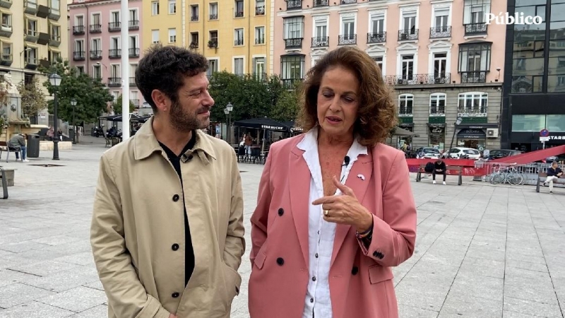 Carla Antonelli atiende a 'Público' en la plaza de Pedro Zerolo de Madrid