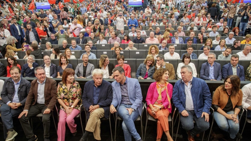 Pedro Sánchez conversa con el expresidente del Gobierno, Felipe González, y la presidenta del PSOE, Cristina Narbona, durante su participación este sábado en Sevilla.