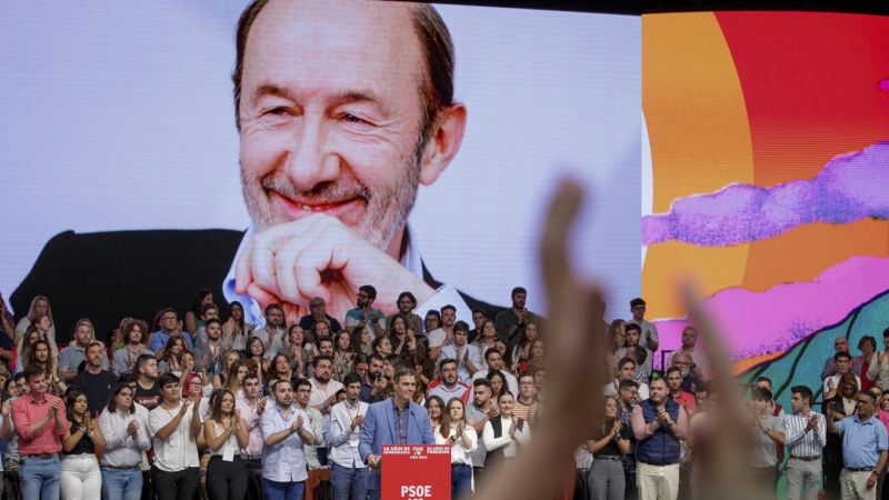 El PSOE recuerda a Rubalcaba en el acto de Sevilla.