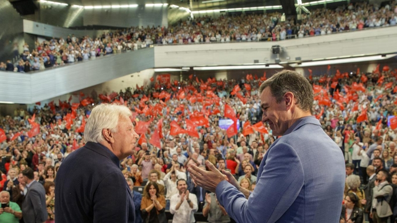 Pedro Sánchez y Felipe González, durante el acto del PSOE en Sevilla.