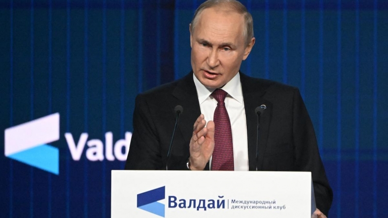 El presidente ruso, Vladimir Putin, se dirige a la sesión plenaria del foro del Club de Discusión Valdai en Moscú, el 27 de octubre de 2022.