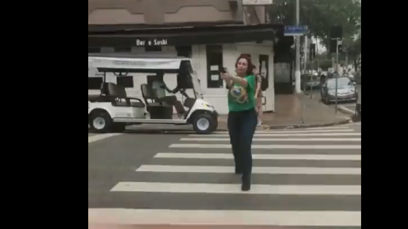 Fragmento del vídeo que muestra a la diputada brasileña apuntando a un hombre en las calles de Sao Paulo.