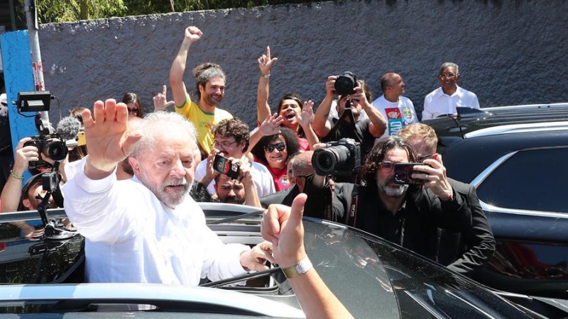 Lula acabante de votar para las elecciones de Brasil.