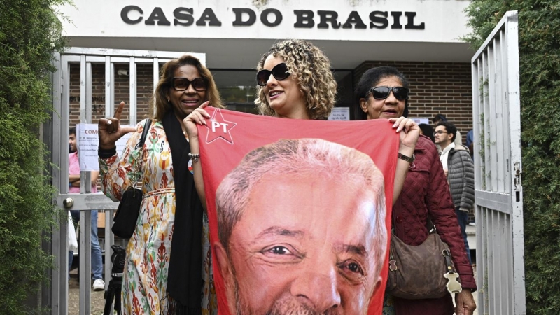 Lula sigue con una amplia ventaja en la región nordeste, histórico granero de votos del PT, y entre la población más pobre, que representa prácticamente la mitad del electorado.