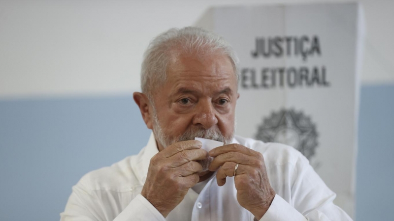 Beso de Lula Da Silva a su papeleta.