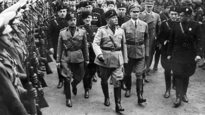 El dictador italiano Benito Mussolini revisa las tropas el 29 de octubre de 1937 en Roma.