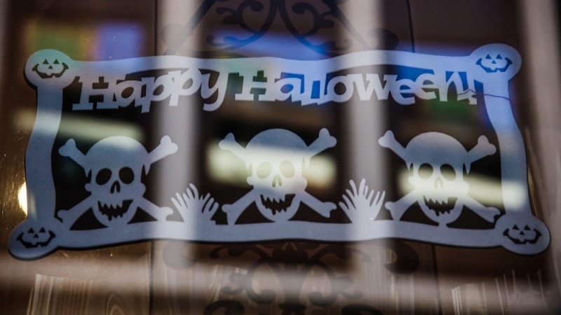 Imagen de archivo de un decorado con temática de Halloween en el escaparate de la tienda de disfraces Maty, a 26 de octubre de 2021, en Madrid.