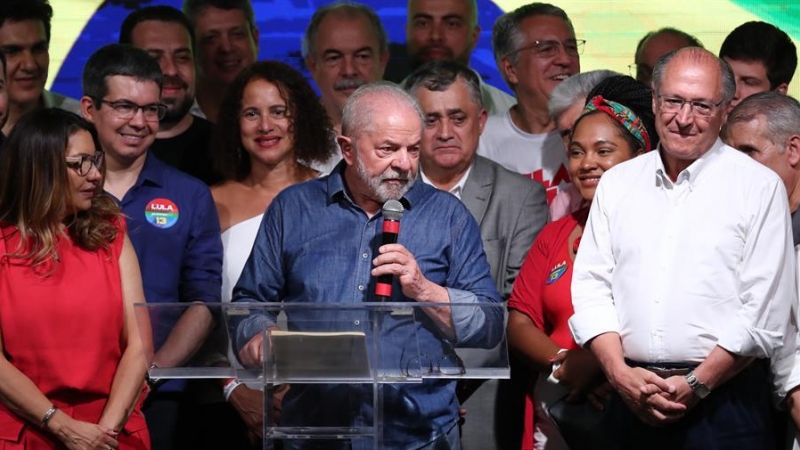 Lula da Silva ofrece un discurso este domingo en Sao Paulo tras ganar las elecciones de Brasil.