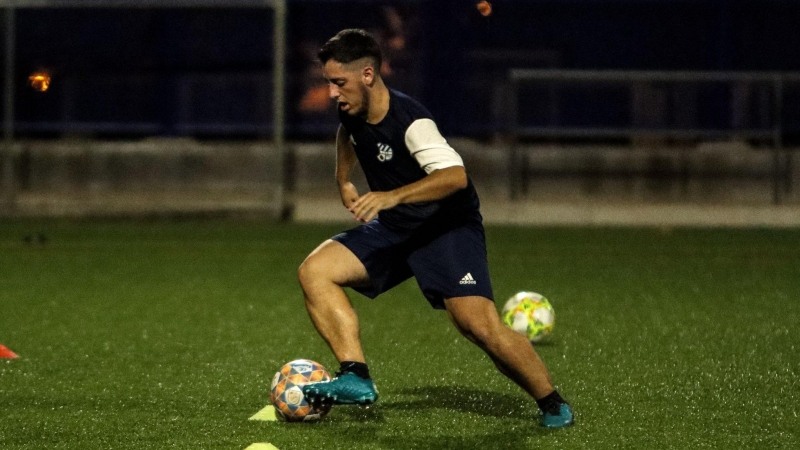 El delantero del Club Esportiu Europa, Álex Alcaide, durante un entrenamiento.