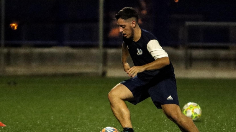 El delantero del Club Esportiu Europa, Álex Alcaide, durante un entrenamiento.