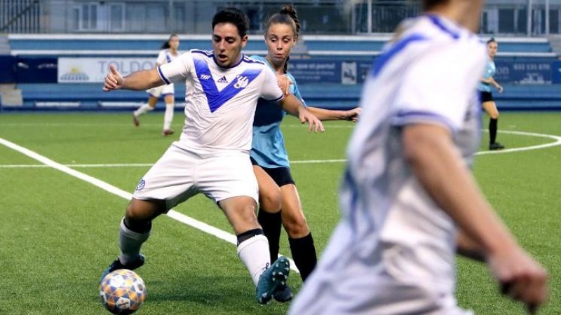 Álex Alcaide durante un partido de fútbol.