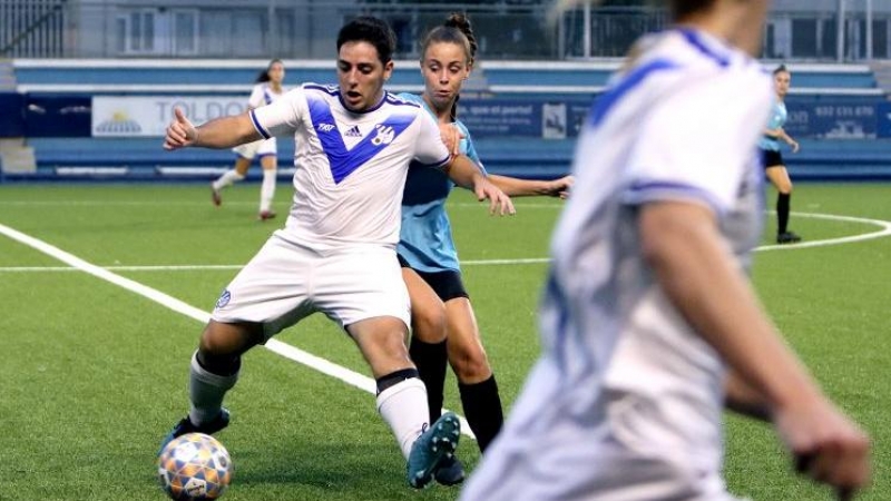 Álex Alcaide durante un partido de fútbol.