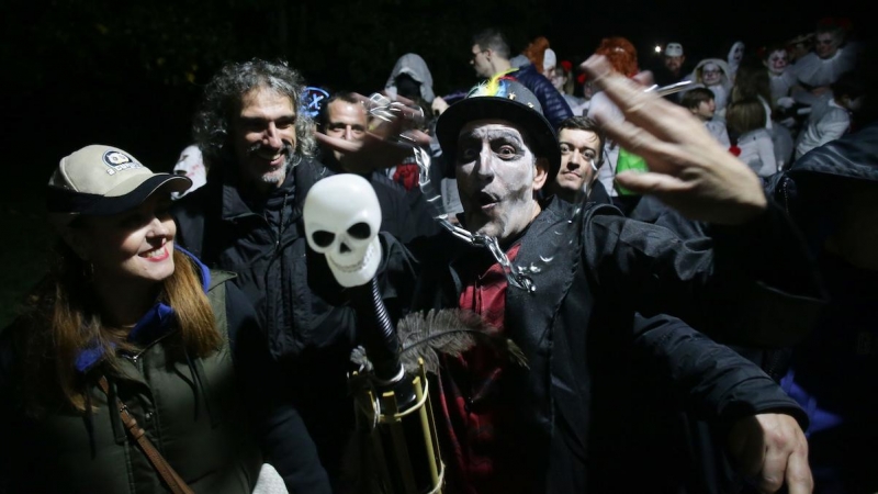 Varias personas disfrazadas participan en la ruta del terror de Quiroga por Halloween, a 30 de octubre de 2022, en Quiroga, Lugo, Galicia.