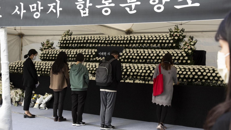 Memorial por las víctimas del accidente en Seúl, donde 154 personas han muerto por una estampida, a 31 de octubre de 2022.