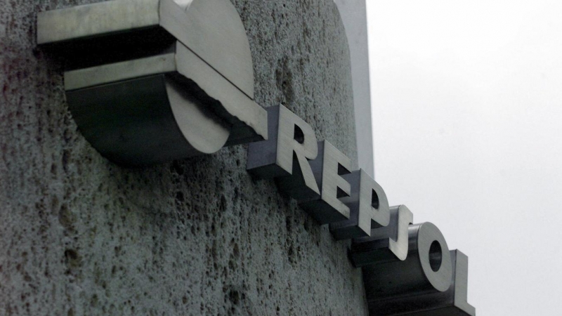 El logo de Repsol en su sede en Madrid. AFP/Enric Cabanis