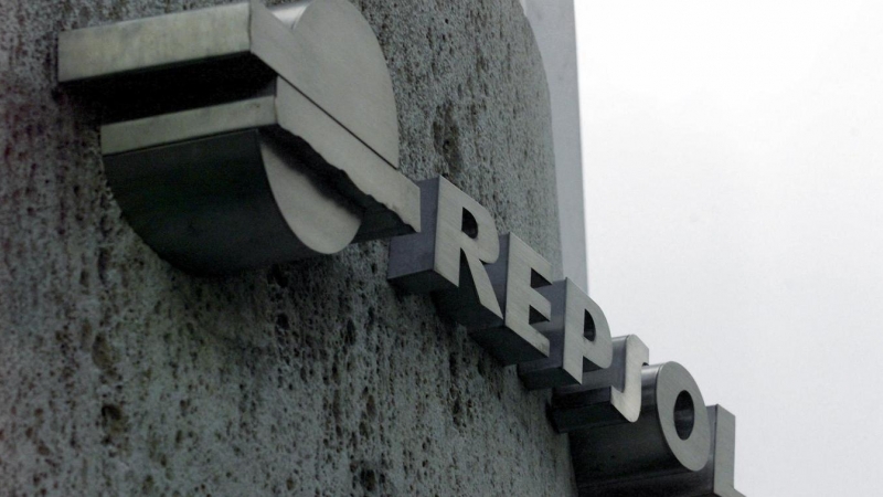 El logo de Repsol en su sede en Madrid. AFP/Enric Cabanis