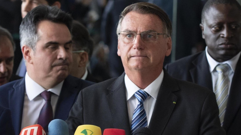El presidente de Brasil, Jair Bolsonaro, comparece ante los medios tras su derrota electoral, en Brasilia a 1 de noviembre de 2022.