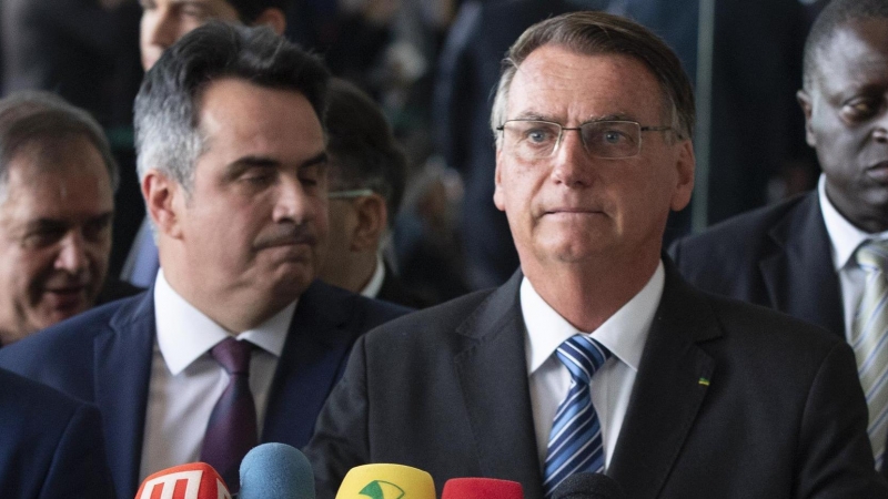 El presidente de Brasil, Jair Bolsonaro, comparece ante los medios tras su derrota electoral, en Brasilia a 1 de noviembre de 2022.