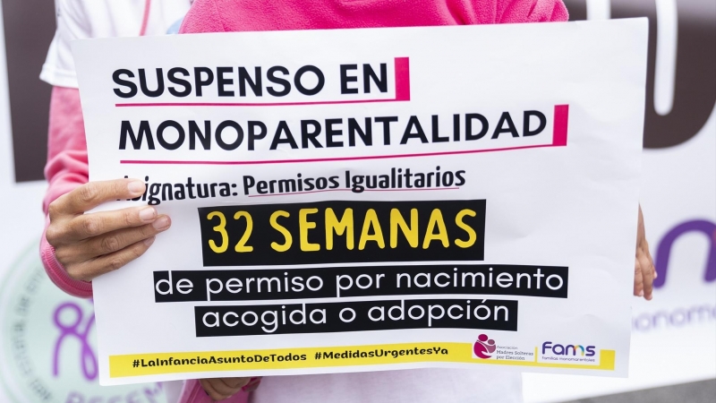 Una mujer sostiene una pancarta en una concentración de madres solteras, en el Congreso de los Diputados, a 29 de septiembre de 2022, en Madrid (España).