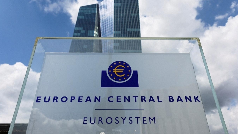 El logo del BCE frente a la entrada de su sede en Fráncfort. REUTERS/Wolfgang Rattay