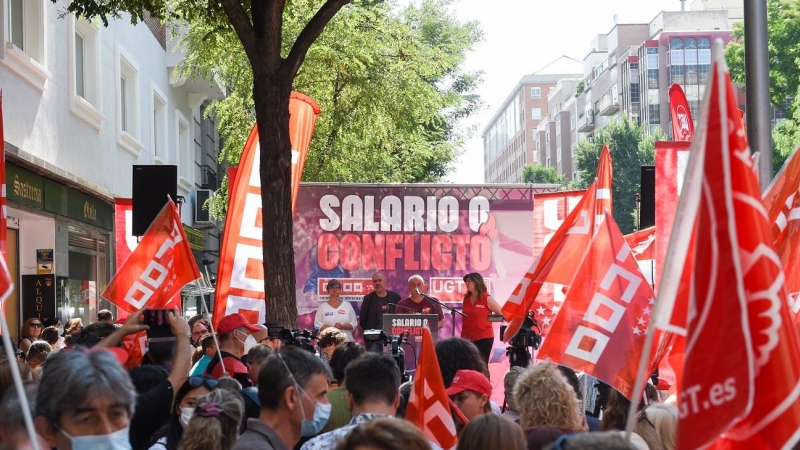 concentración de CCOO y UGT para exigir salarios dignos frente a la sede de la Confederación Española de Organizaciones Empresariales (CEOE) y la Confederación Empresarial de Madrid (CEIM), a 6 de julio de 2022, en Madrid.