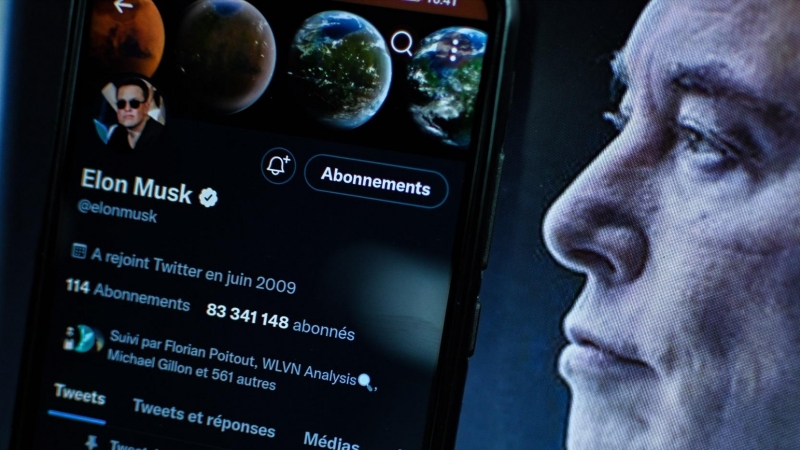 Una vista de la cuenta de Twitter del empresario Elon Musk en la pantalla de un teléfono inteligente