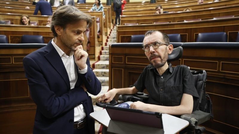 26/10/2022.- Los diputados de Unidas Podemos Jaume Asens (i) y Pablo Echenique conversan a su llegada al pleno en el que se debatirá la primera jornada del debate de totalidad del proyecto de Presupuestos Generales del Estado de 2023. EFE/ Chema Moya