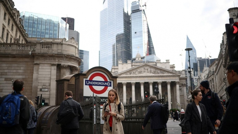 La boca de la estación de metro de Bank, junto a la sede del Banco de Inglaterra, en la City de Londres. REUTERS/Henry Nicholls
