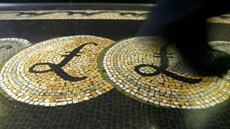 Mosaicos con el símbolo de la libra esterlina, en el suelo del vestíbulo de la sede del Banco de Inglaterra, en la City de Londres. REUTERS/Luke Macgregor
