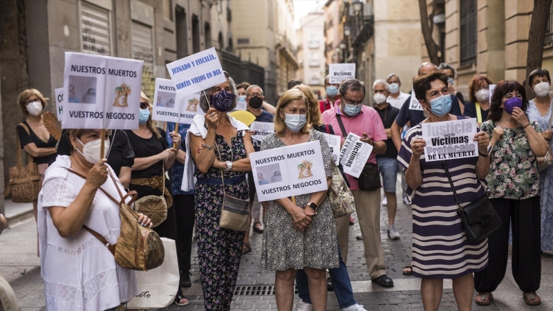 Varias personas participan en una manifestación convocada contra la gestión de la presidenta en funciones de la Comunidad de Madrid en los geriátricos durante la pandemia, a 15 de junio de 2021, frente a la Consejería de Sanidad, Madrid, (España)