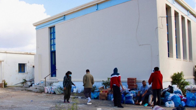05/10/2022 Un grupo de migrantes se cobija en el viejo edificio de una escuela, en la isla griega de Citera