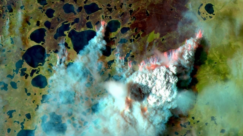 04-11-22 Incendio en el Ártico con un frente de 30 kilómetros de ancho. El incendio se detectó el 6 de agosto de 2020 a una latitud de 69.31°N. Imagen Sentinel-2 en color de infrarrojos.