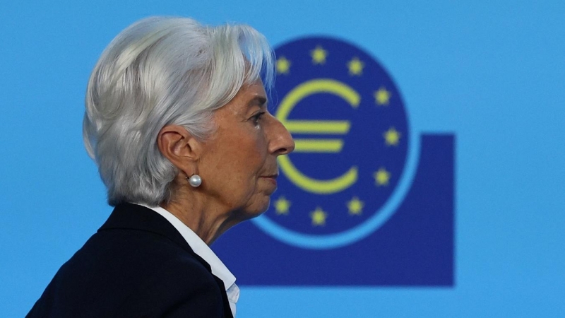 La presidenta del BCE, Christine Lagarde, tras la comparecencia ante los medios posterior a la reunión del Consejo de Gobierno de la entidad en la que se decidió subir los tipos de interés al 2%. REUTERS/Wolfgang Rattay