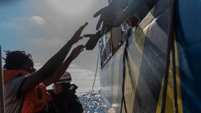 Una de las 95 personas rescatadas en el Mediterráneo central esta semana por el barco Rise Above de la ONG Lifeline.