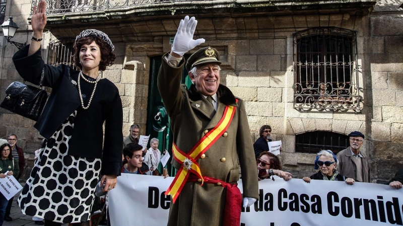 Dos actores disfrazados como Francisco Franco y Carmen Polo participan en la III Marcha Cívica por la Devolución de la Casa Cornide al Pueblo de A Coruña, a 5 de noviembre de 2022.