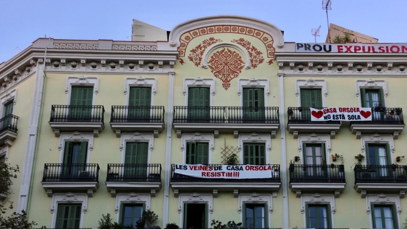 05/11/2022 - La façana de la Casa Orsola, a l'Eixample de Barcelona, amb pancartes per exigir la renovació dels contractes dels veïns.