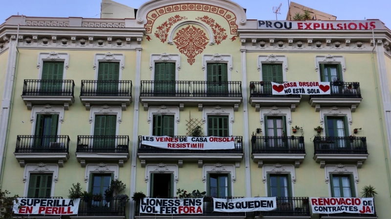 05/11/2022 - La façana de la Casa Orsola, a l'Eixample de Barcelona, amb pancartes per exigir la renovació dels contractes dels veïns.