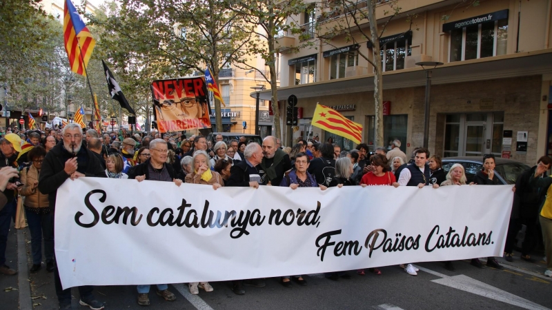 05/11/2022 -La capçalera de la manifestació d'aquest dissabte a Perpinyà contra el Tractat dels Pirineus, amb motiu de la Diada de la Catalunya Nord.