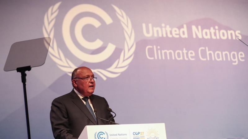El presidente de la COP27, Sameh Shoukry , habla durante la inauguración del primer plenario de la cumbre climática celebrada en Egipto.