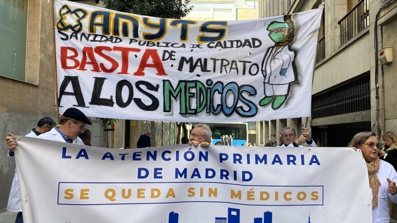 Varias personas con una pancarta durante una concentración frente a la consejería de Sanidad.