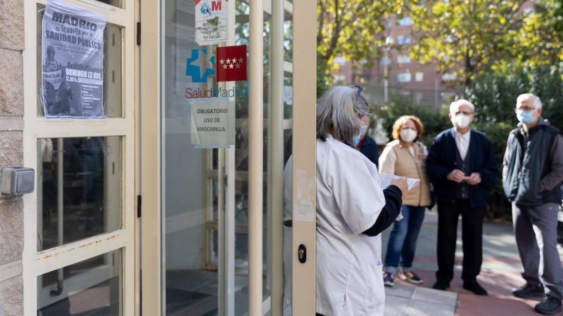 Una enfermera llama a pacientes a las puertas del Centro de Salud Federica Montseny del Servicio de Urgencias de Atención Primaria (SUAP), a 7 de noviembre de 2022, en Madrid.