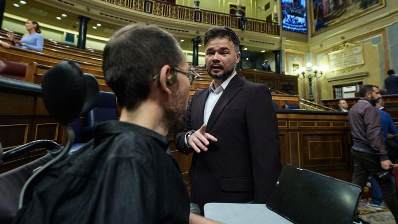 El portavoz de ERC en el Congreso, Gabriel Rufián (i) y el portavoz de Unidas Podemos en el Congreso, Pablo Echenique (d), durante una sesión plenaria en el Congreso de los Diputados, a 27 de octubre de 2022, en Madrid (España). El Pleno del Congreso exam