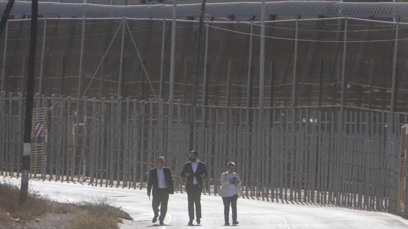 De izq. a dcha., Enrique Santiago (Unidas Podemos), Jon Iñarritu, (EH Bildu), María Carvalho Dantas (ERC), tres de los diputados de la Comisión de Interior que han visitado la valla de Melilla este lunes.