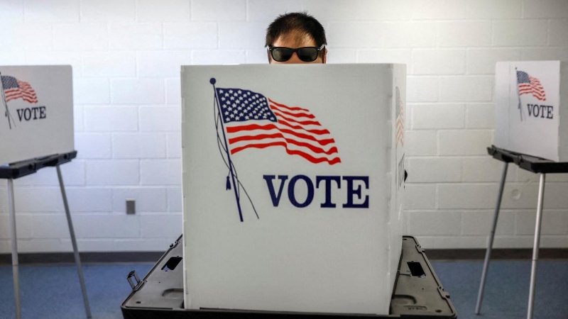 Un votante marca su boleta durante la votación anticipada en la localidad de Lansing, en el estado de Michigan. REUTERS/Evelyn Hockstein