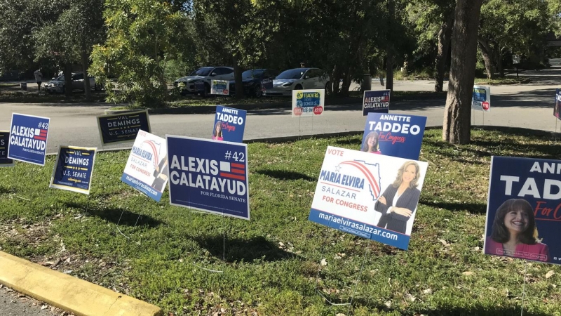 Vista de carteles electorales de diferentes partidos puestos en un parque frente a un centro de votación en Miami, en el estado de Florida (EEUU). EFE/Ana Mengotti