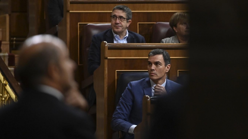 02/11/2022.- El presidente del Gobierno, Pedro Sánchez (d, abajo), y el portavoz parlamentario del PSOE en el Congreso, Patxi López (c, arriba),durante la sesión de control al Gobierno, este miércoles, en el Congreso de los Diputados. EFE/ Fernando Villar