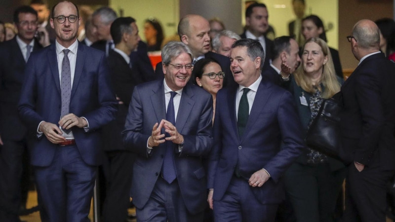 El comisario de Asuntos Económicos de la UE, Paolo Gentiloni, conversa con el ministro de Finanzas irlandés y presidente del Eurogrupo, Paschal Donohoe, de camino a la foto de familia de la reunión de los ministros de la UE con los de os países de la EFTA