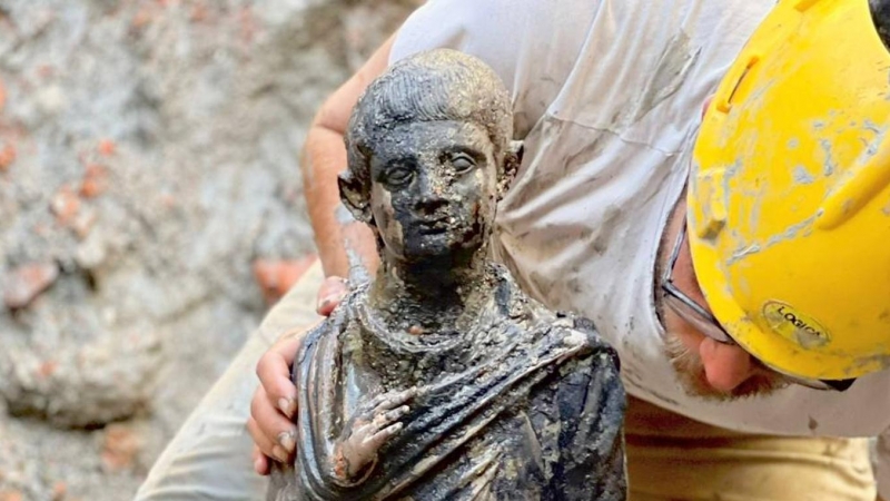 Estatua encontrada en las antiguas termas de San Casciano dei Bagni, en la provincia de Siena, centro de Italia.