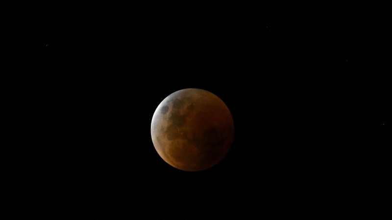 08-11-22 La luna roja durante el eclipse lunar fotografiada desde Sidney, Australia.