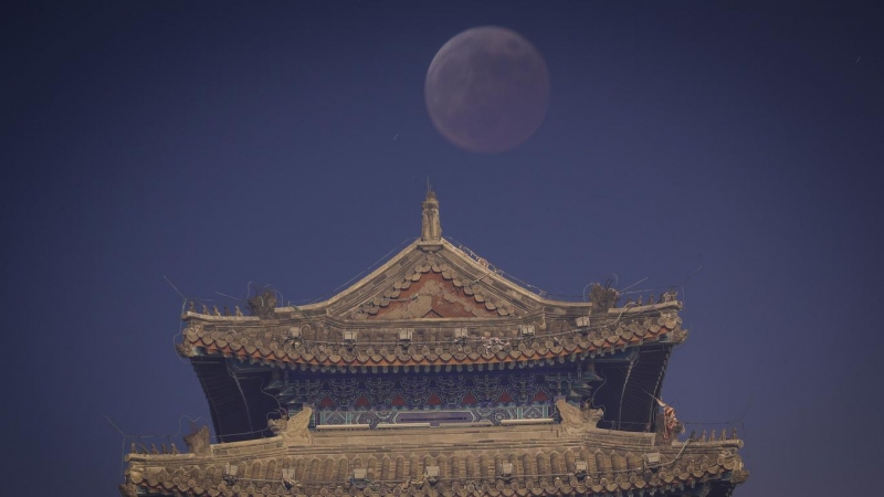 08-11-22 La Luna con Yongdingmen Gate Tower de fondo.